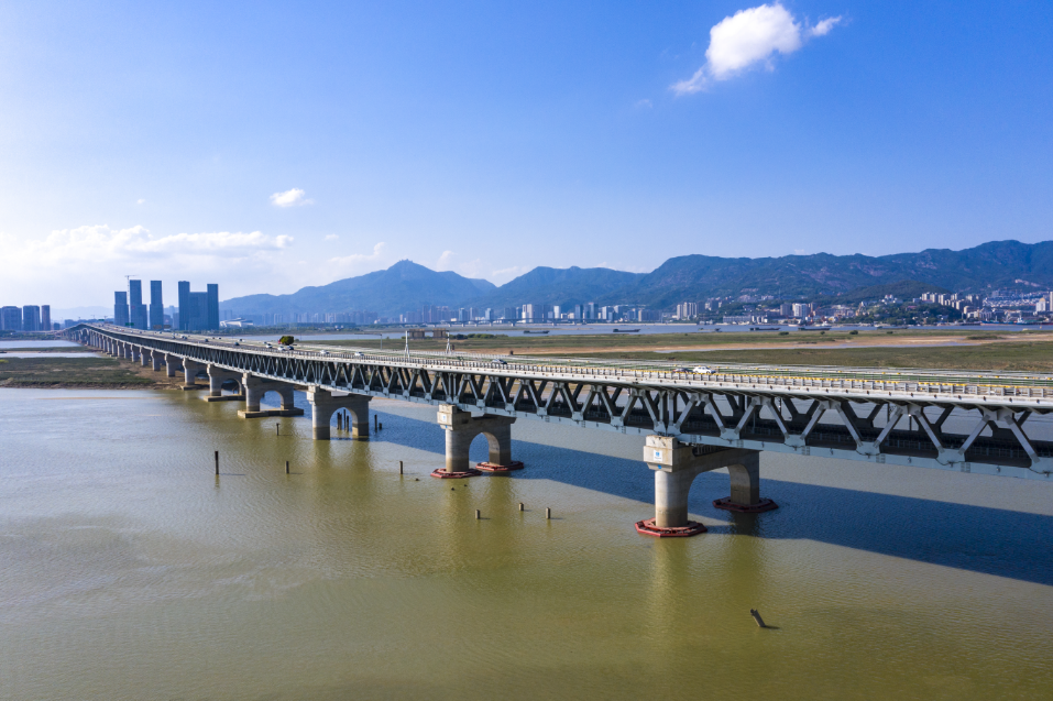长乐：蓝天映城 碧水绕城 青山环城