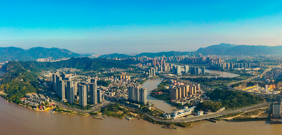 长乐：蓝天映城 碧水绕城 青山环城