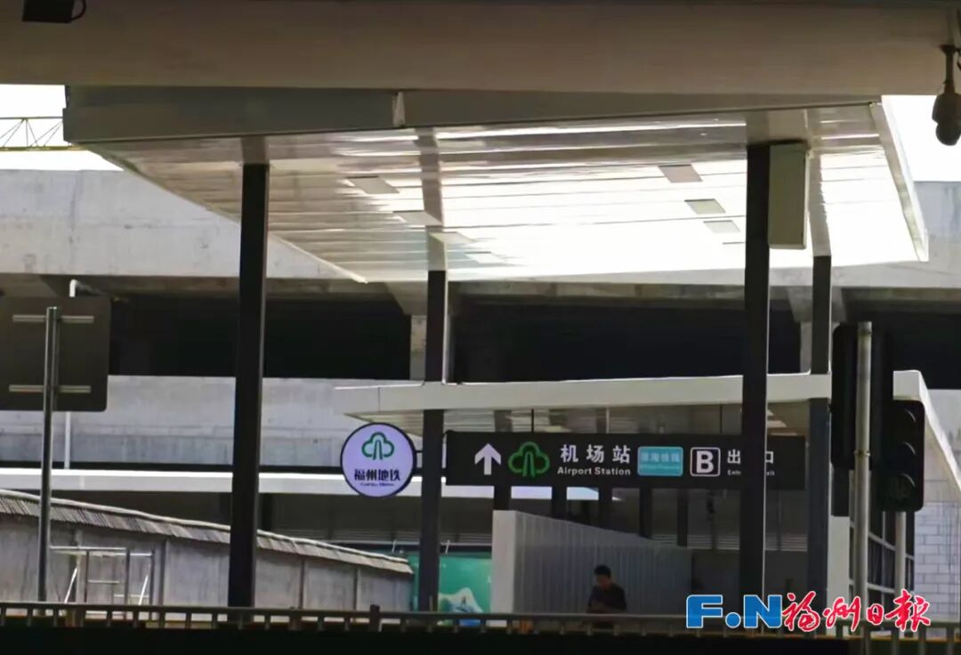 独家美照！滨海快线机场站！就在航站楼对面！