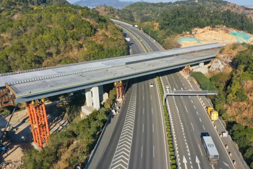 1870吨“钢铁巨龙”完成凌空飞架！