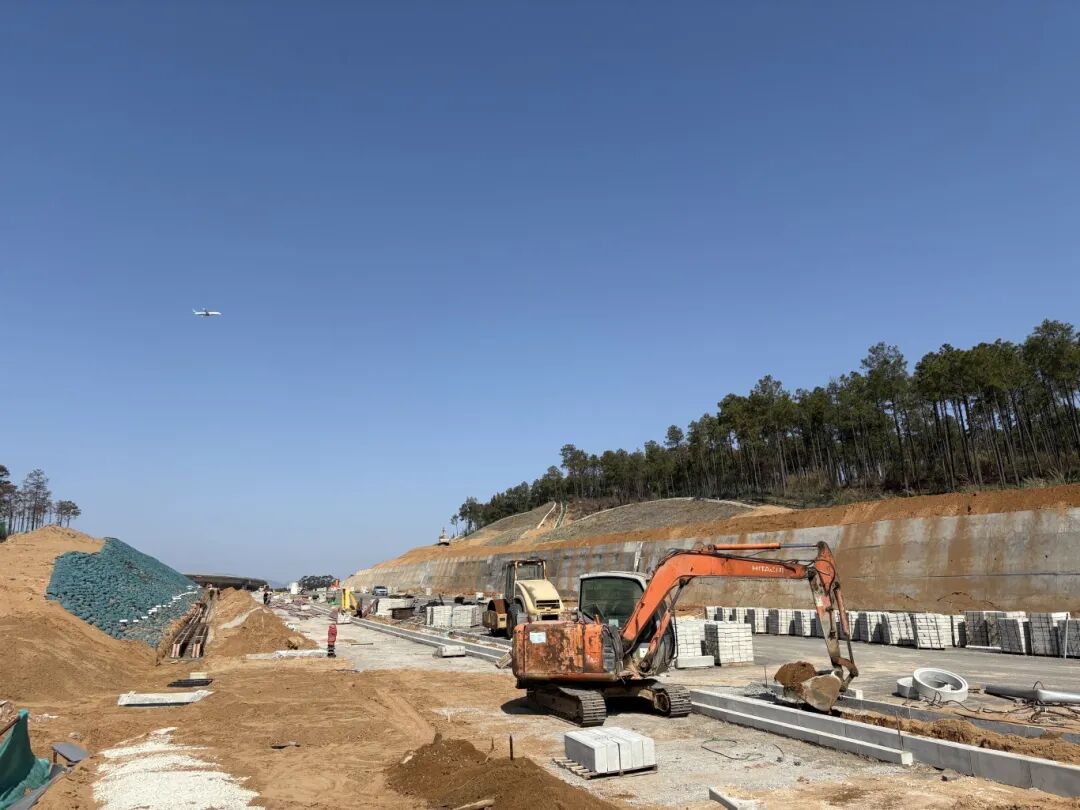 离通车更近了！临空经济区这条路加速推进