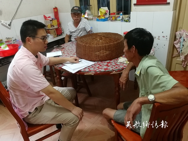2版5条刘东街道项目的万事通（刘东（左一）入户做群众思想工作）.jpg