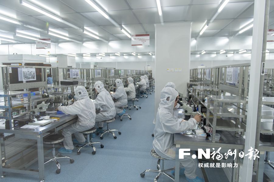 福州高意科技有限公司元器件检测车间.记者 邹家骅 摄